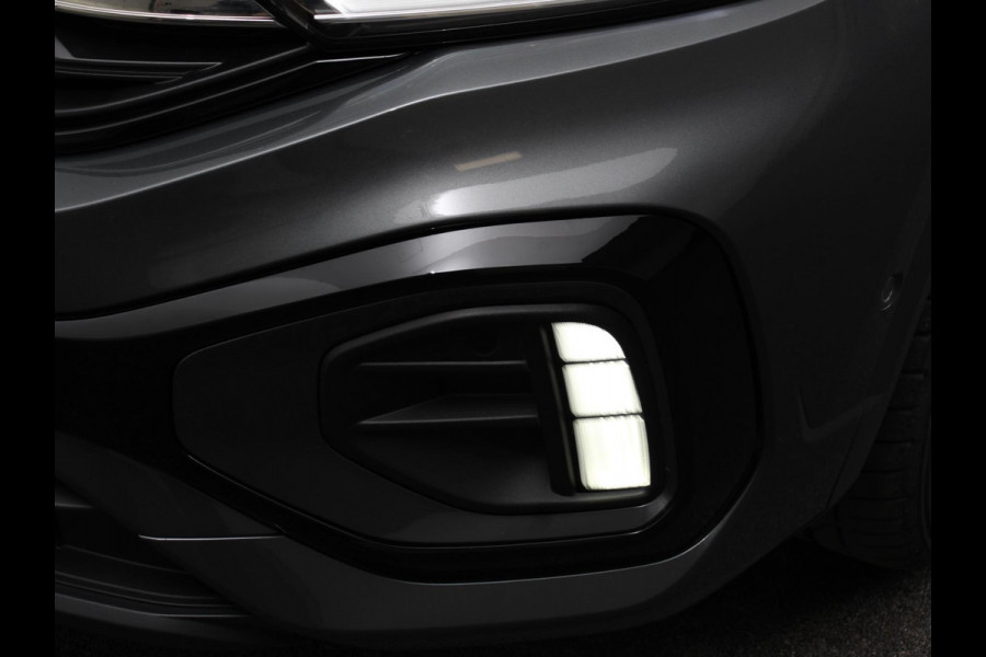 Volkswagen T-Roc 1.5 TSI DSG R-Line + Design pakket Black style | Panorama dak | Trekhaak | Navigatie | Apple Carplay/Android Auto | Climate control