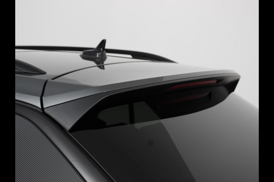 Volkswagen T-Roc 1.5 TSI DSG R-Line + Design pakket Black style | Panorama dak | Trekhaak | Navigatie | Apple Carplay/Android Auto | Climate control