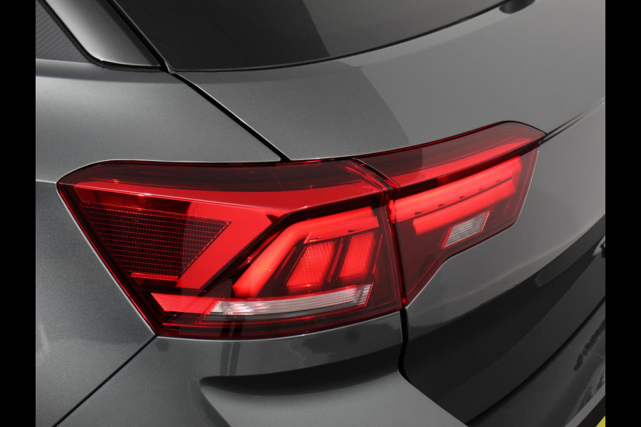 Volkswagen T-Roc 1.5 TSI DSG R-Line + Design pakket Black style | Panorama dak | Trekhaak | Navigatie | Apple Carplay/Android Auto | Climate control