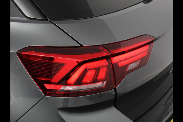 Volkswagen T-Roc 1.5 TSI DSG R-Line + Design pakket Black style | Panorama dak | Trekhaak | Navigatie | Apple Carplay/Android Auto | Climate control