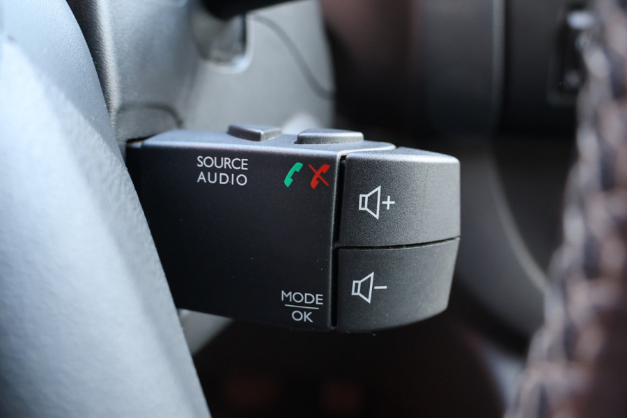 Opel Vivaro 1.6 CDTI L2H1 DC Irmscher 108/200 | Marge | BTW / BPM Vrij | Dubbel cabine | 5-Zitter | Camera | Navigatie | Stoelverwarming | Trekhaak | Alcantara | Nieuwe APK | NAP Logisch | Dealer onderhouden