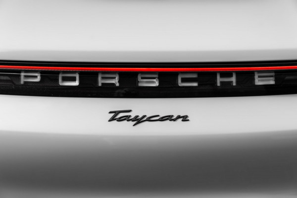 Porsche Taycan Sport Turismo | Krijt grijs | Pano | Sport design | Luchtvering | 21'' GTS