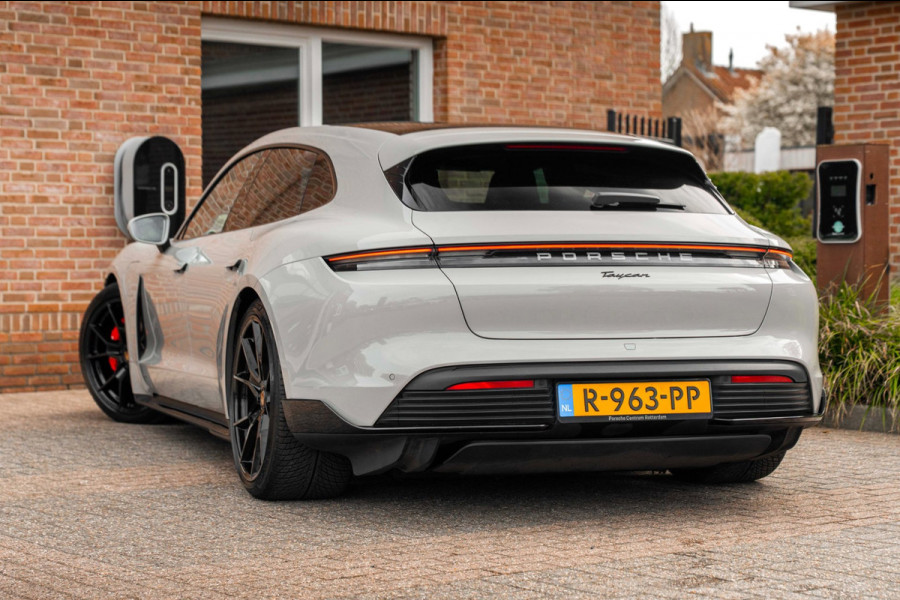 Porsche Taycan Sport Turismo | Krijt grijs | Pano | Sport design | Luchtvering | 21'' GTS