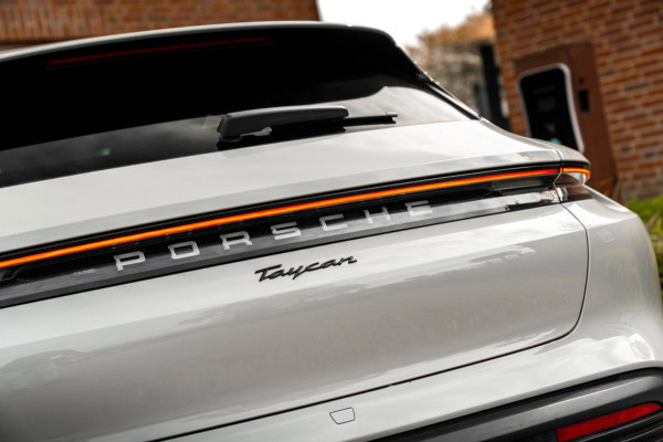 Porsche Taycan Sport Turismo | Krijt grijs | Pano | Sport design | Luchtvering | 21'' GTS