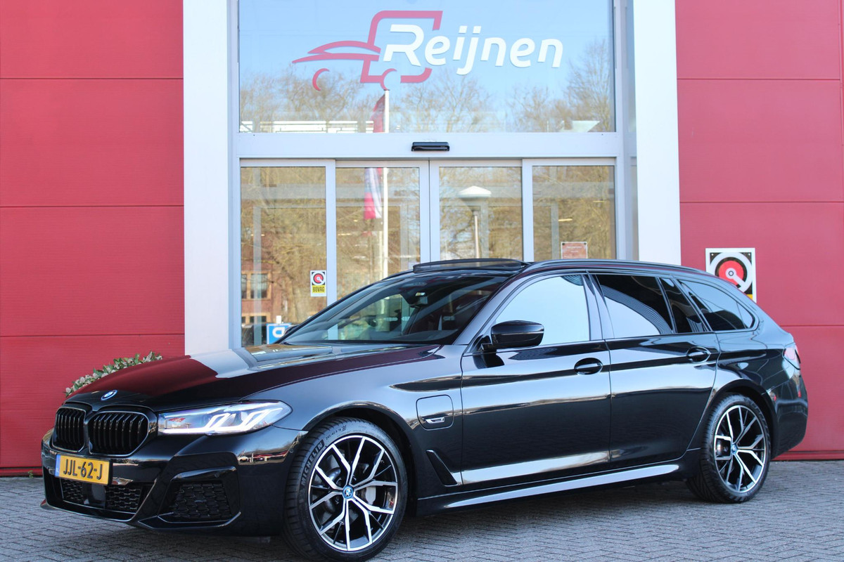 BMW 5 Serie Touring 530e 292PK xDrive M-SPORT BUSINESS EDITION PLUS | PANORAMA SCHUIF/KANTEL DAK | HARMAN KARDON AUDIO SYSTEM | LEDEREN BEKLEDING DAKOTA SCHWARZ | COMFORT ACCESS | HEAD UP DISPLAY | ZONNESCHERM ZIJRUITEN | ADAPTIEVE LED KOPLAMPEN | DRIVING ASSISTANT PROFESSIONAL MET O.A. ADAPTIVE CRUISE CONTROL EN DODEHOEK DETECTIE | ACHTERUITRIJ CAMERA | PARKEERSENSOREN VOOR + ACHTER | DRAADLOZE APPLE CARPLAY/ANDROID AUTO | NAVIGATIE | SFEER VERLICHTING | DRAADLOZE TELEFOONLADER | ELEKTRISCH BEDIENBARE VOORSTOELEN |