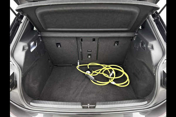 Volkswagen ID.3 First Plus 58 kWh / Trekhaak / Pdc+Camera / Xenon / Airco-ecc / Radio multimedia / Navigatie / Apk 12-2026