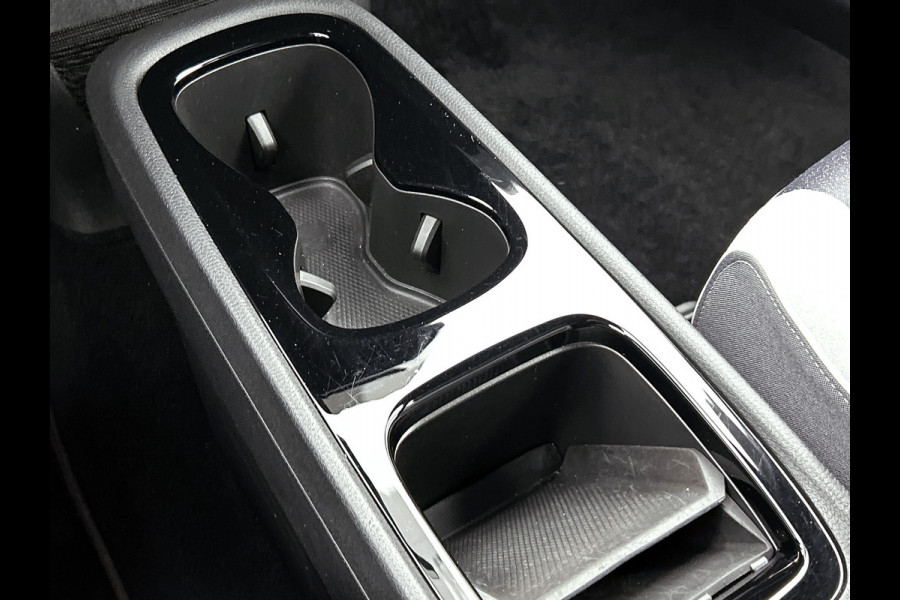 Volkswagen ID.3 First Plus 58 kWh / Trekhaak / Pdc+Camera / Xenon / Airco-ecc / Radio multimedia / Navigatie / Apk 12-2026