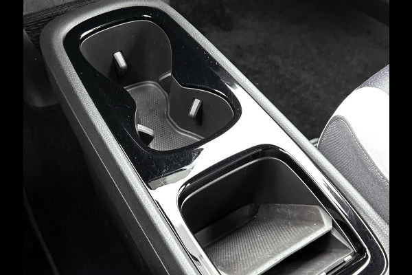 Volkswagen ID.3 First Plus 58 kWh / Trekhaak / Pdc+Camera / Xenon / Airco-ecc / Radio multimedia / Navigatie / Apk 12-2026