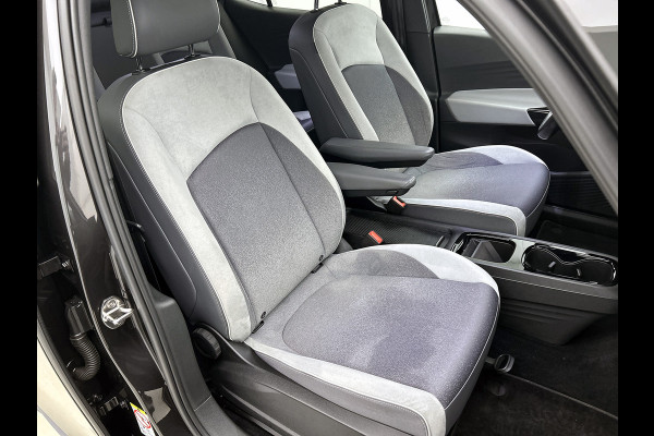 Volkswagen ID.3 First Plus 58 kWh / Trekhaak / Pdc+Camera / Xenon / Airco-ecc / Radio multimedia / Navigatie / Apk 12-2026