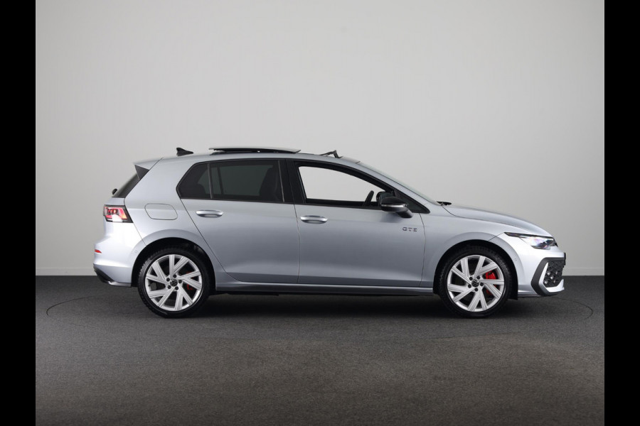 Volkswagen Golf 1.5 eHybrid GTE 272 pk Automaat (DSG) | Verlengde garantie | Navigatie | Panoramadak | Trekhaak (wegklapbaar) | Parkeersensoren (Park assist) | Achteruitrijcamera | Stoelverwarming |