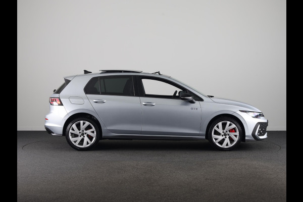 Volkswagen Golf 1.5 eHybrid GTE 272 pk Automaat (DSG) | Verlengde garantie | Navigatie | Panoramadak | Trekhaak (wegklapbaar) | Parkeersensoren (Park assist) | Achteruitrijcamera | Stoelverwarming |