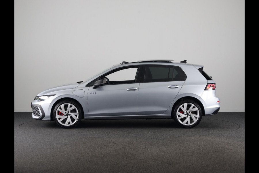 Volkswagen Golf 1.5 eHybrid GTE 272 pk Automaat (DSG) | Verlengde garantie | Navigatie | Panoramadak | Trekhaak (wegklapbaar) | Parkeersensoren (Park assist) | Achteruitrijcamera | Stoelverwarming |
