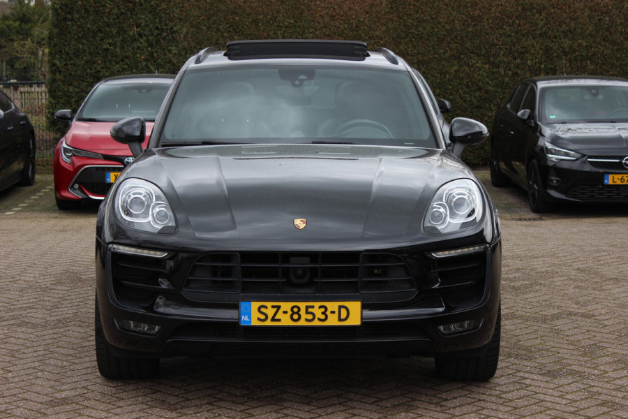 Porsche Macan 2.0 / NL Auto / Dealer onderhouden / Panoramadak / Camera / Luchtvering / Sportdesign+Chrono / 21'' / Adaptieve stoelen / CarPlay / Bose / DAB / Stoelverwarming / ACC