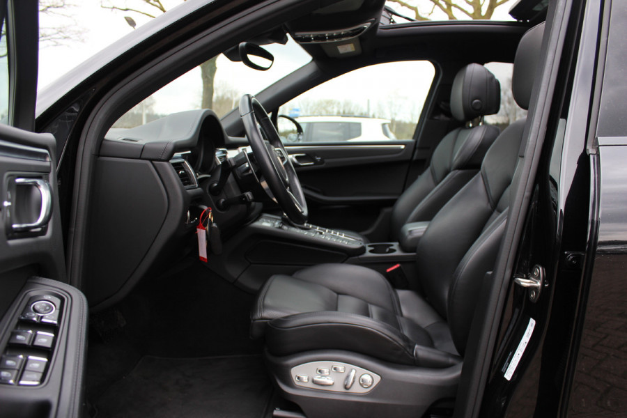 Porsche Macan 2.0 / NL Auto / Dealer onderhouden / Panoramadak / Camera / Luchtvering / Sportdesign+Chrono / 21'' / Adaptieve stoelen / CarPlay / Bose / DAB / Stoelverwarming / ACC