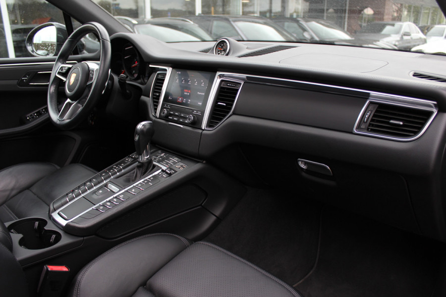 Porsche Macan 2.0 / NL Auto / Dealer onderhouden / Panoramadak / Camera / Luchtvering / Sportdesign+Chrono / 21'' / Adaptieve stoelen / CarPlay / Bose / DAB / Stoelverwarming / ACC