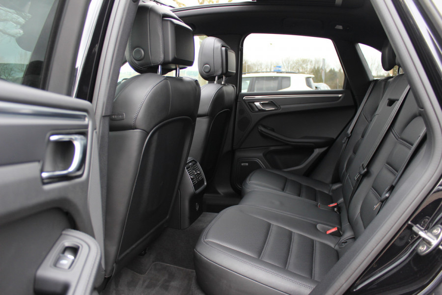Porsche Macan 2.0 / NL Auto / Dealer onderhouden / Panoramadak / Camera / Luchtvering / Sportdesign+Chrono / 21'' / Adaptieve stoelen / CarPlay / Bose / DAB / Stoelverwarming / ACC
