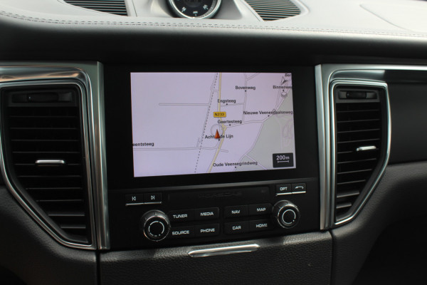 Porsche Macan 2.0 / NL Auto / Dealer onderhouden / Panoramadak / Camera / Luchtvering / Sportdesign+Chrono / 21'' / Adaptieve stoelen / CarPlay / Bose / DAB / Stoelverwarming / ACC