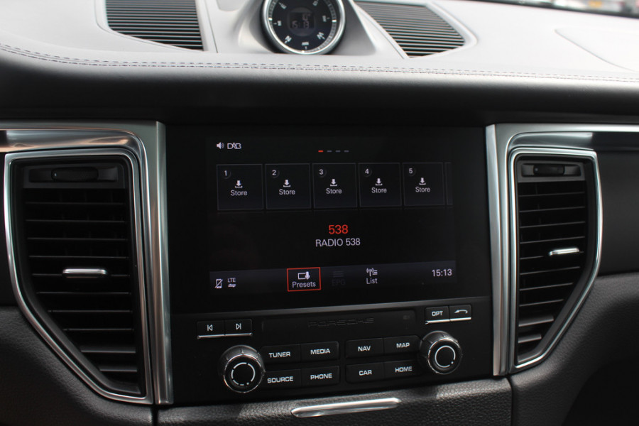 Porsche Macan 2.0 / NL Auto / Dealer onderhouden / Panoramadak / Camera / Luchtvering / Sportdesign+Chrono / 21'' / Adaptieve stoelen / CarPlay / Bose / DAB / Stoelverwarming / ACC