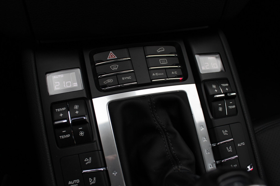 Porsche Macan 2.0 / NL Auto / Dealer onderhouden / Panoramadak / Camera / Luchtvering / Sportdesign+Chrono / 21'' / Adaptieve stoelen / CarPlay / Bose / DAB / Stoelverwarming / ACC