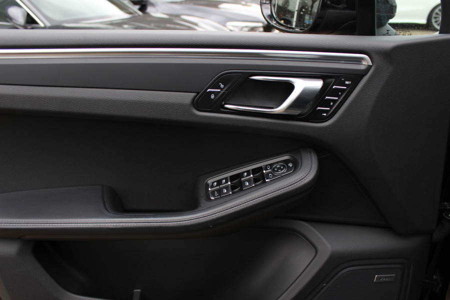 Porsche Macan 2.0 / NL Auto / Dealer onderhouden / Panoramadak / Camera / Luchtvering / Sportdesign+Chrono / 21'' / Adaptieve stoelen / CarPlay / Bose / DAB / Stoelverwarming / ACC