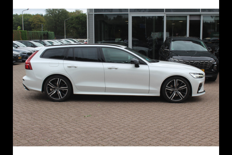 Volvo V60 2.0 T5 R-Design / Trekhaak / Panoramadak / Camera / Leder / Harman Kardon / 20'' / Keyless / CarPlay / Stuurverwarming / Stoelverwarming 4x / DAB / Dodehoek / Cruise Control