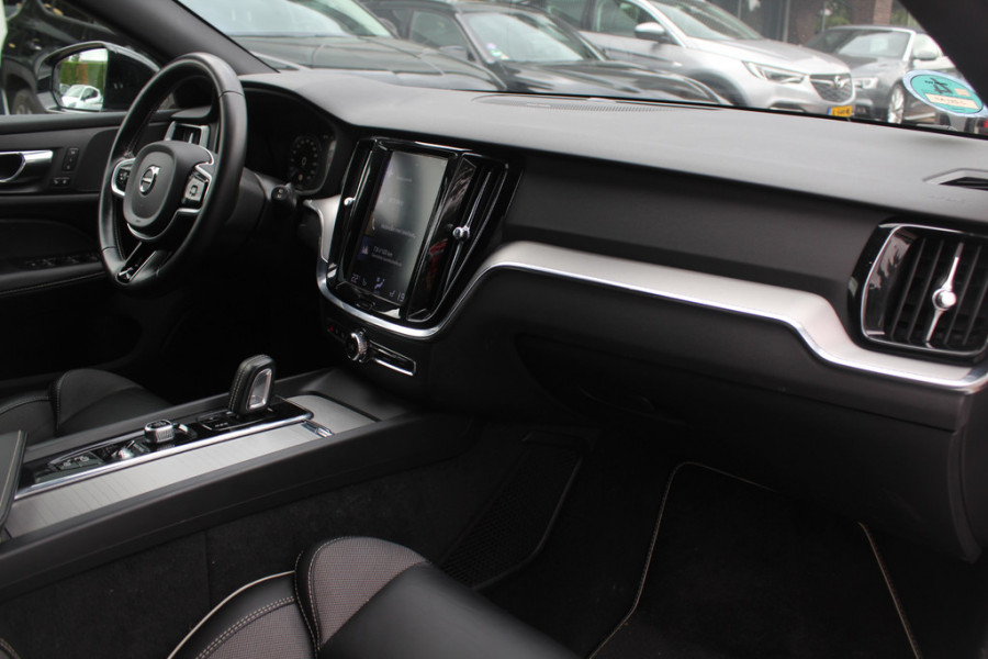 Volvo V60 2.0 T5 R-Design / Trekhaak / Panoramadak / Camera / Leder / Harman Kardon / 20'' / Keyless / CarPlay / Stuurverwarming / Stoelverwarming 4x / DAB / Dodehoek / Cruise Control