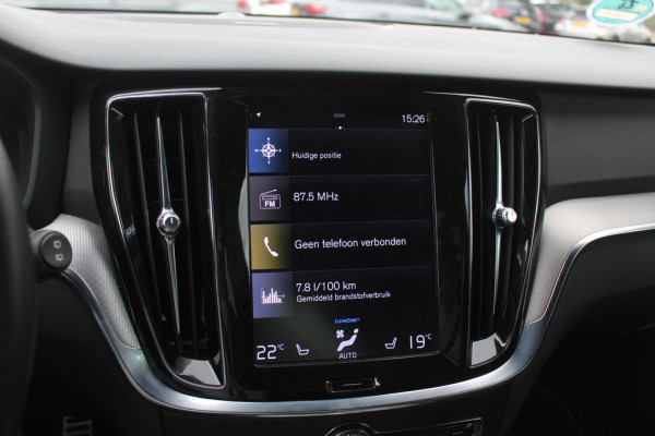 Volvo V60 2.0 T5 R-Design / Trekhaak / Panoramadak / Camera / Leder / Harman Kardon / 20'' / Keyless / CarPlay / Stuurverwarming / Stoelverwarming 4x / DAB / Dodehoek / Cruise Control
