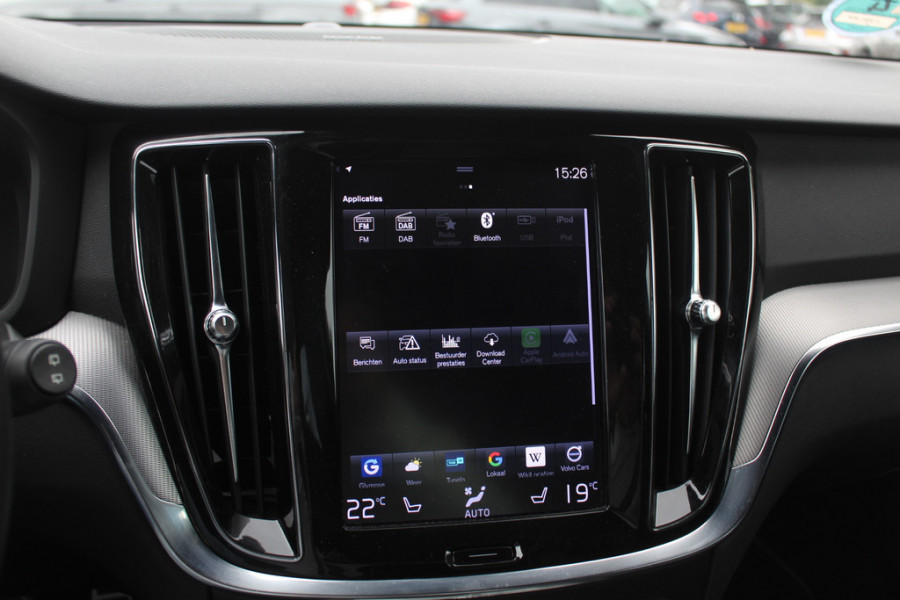 Volvo V60 2.0 T5 R-Design / Trekhaak / Panoramadak / Camera / Leder / Harman Kardon / 20'' / Keyless / CarPlay / Stuurverwarming / Stoelverwarming 4x / DAB / Dodehoek / Cruise Control