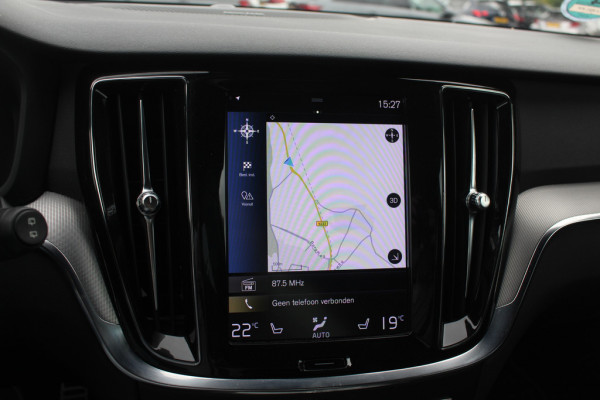 Volvo V60 2.0 T5 R-Design / Trekhaak / Panoramadak / Camera / Leder / Harman Kardon / 20'' / Keyless / CarPlay / Stuurverwarming / Stoelverwarming 4x / DAB / Dodehoek / Cruise Control