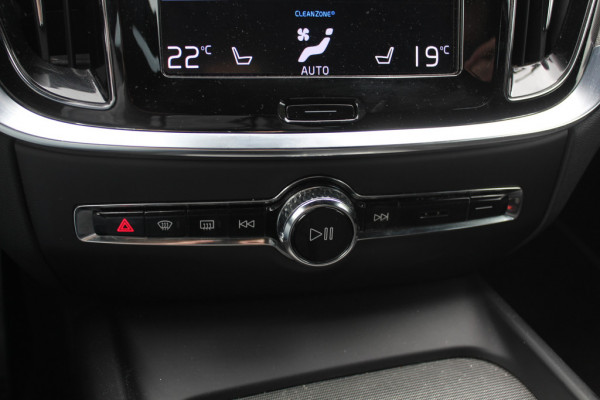 Volvo V60 2.0 T5 R-Design / Trekhaak / Panoramadak / Camera / Leder / Harman Kardon / 20'' / Keyless / CarPlay / Stuurverwarming / Stoelverwarming 4x / DAB / Dodehoek / Cruise Control
