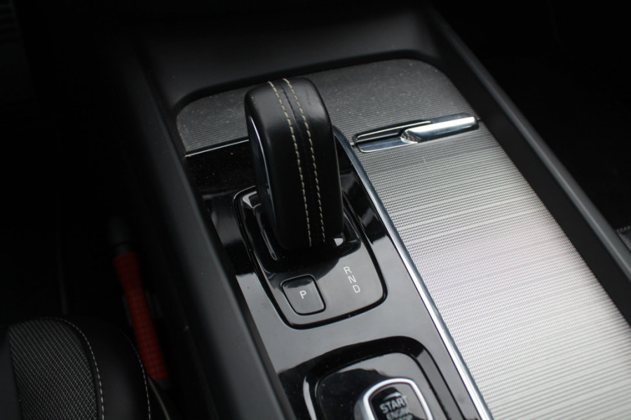 Volvo V60 2.0 T5 R-Design / Trekhaak / Panoramadak / Camera / Leder / Harman Kardon / 20'' / Keyless / CarPlay / Stuurverwarming / Stoelverwarming 4x / DAB / Dodehoek / Cruise Control