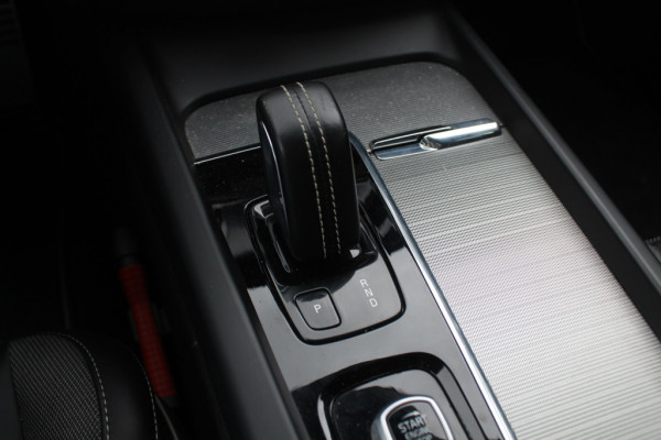 Volvo V60 2.0 T5 R-Design / Trekhaak / Panoramadak / Camera / Leder / Harman Kardon / 20'' / Keyless / CarPlay / Stuurverwarming / Stoelverwarming 4x / DAB / Dodehoek / Cruise Control