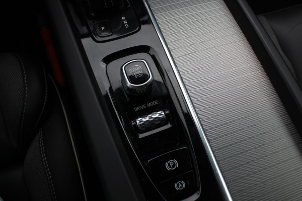 Volvo V60 2.0 T5 R-Design / Trekhaak / Panoramadak / Camera / Leder / Harman Kardon / 20'' / Keyless / CarPlay / Stuurverwarming / Stoelverwarming 4x / DAB / Dodehoek / Cruise Control