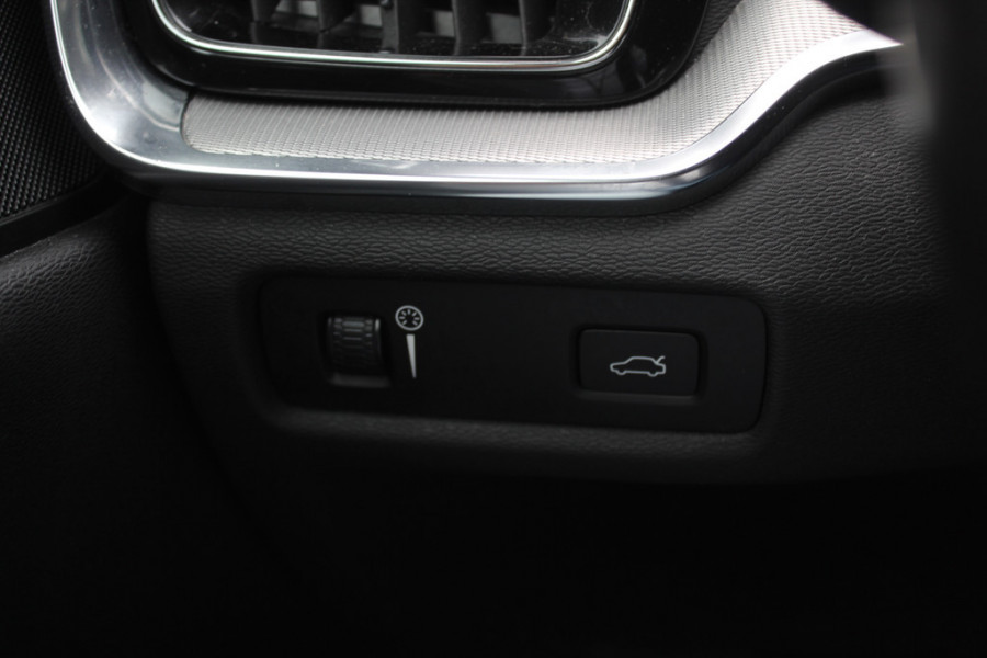 Volvo V60 2.0 T5 R-Design / Trekhaak / Panoramadak / Camera / Leder / Harman Kardon / 20'' / Keyless / CarPlay / Stuurverwarming / Stoelverwarming 4x / DAB / Dodehoek / Cruise Control