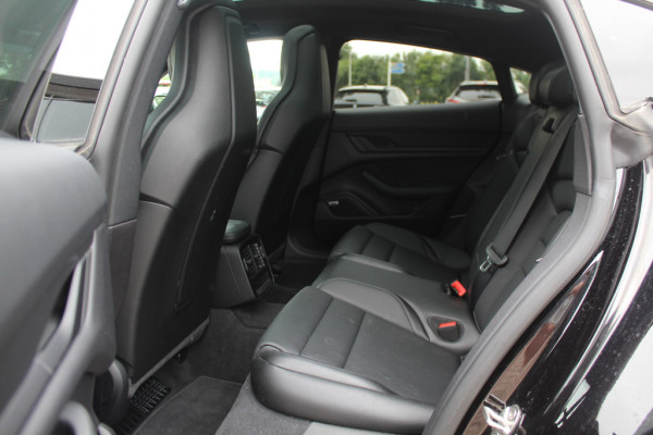 Porsche Taycan Performance 84 kWh / Panoramadak / 360Camera / Luchtvering / Sportchrono / 21'' / Bose / Keyless / Adaptieve Stoelen / Stuur+Stoelverwarming / Dodehoek / DAB / ACC