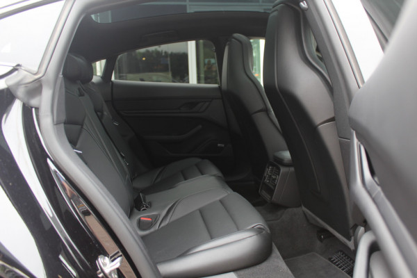 Porsche Taycan Performance 84 kWh / Panoramadak / 360Camera / Luchtvering / Sportchrono / 21'' / Bose / Keyless / Adaptieve Stoelen / Stuur+Stoelverwarming / Dodehoek / DAB / ACC