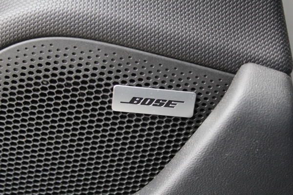 Porsche Taycan Performance 84 kWh / Panoramadak / 360Camera / Luchtvering / Sportchrono / 21'' / Bose / Keyless / Adaptieve Stoelen / Stuur+Stoelverwarming / Dodehoek / DAB / ACC