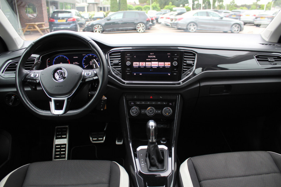 Volkswagen T-Roc 1.5 TSI Sport / Trekhaak / Camera / Virtual Cockpit / Keyless / 17'' / CarPlay / Stuur+Stoelverwarming / DAB / ACC