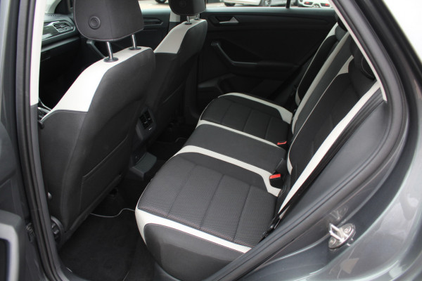 Volkswagen T-Roc 1.5 TSI Sport / Trekhaak / Camera / Virtual Cockpit / Keyless / 17'' / CarPlay / Stuur+Stoelverwarming / DAB / ACC