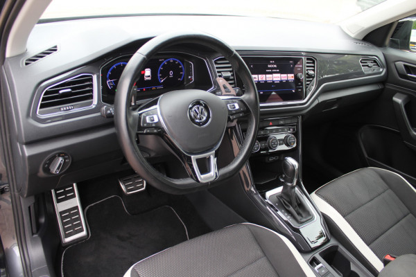 Volkswagen T-Roc 1.5 TSI Sport / Trekhaak / Camera / Virtual Cockpit / Keyless / 17'' / CarPlay / Stuur+Stoelverwarming / DAB / ACC
