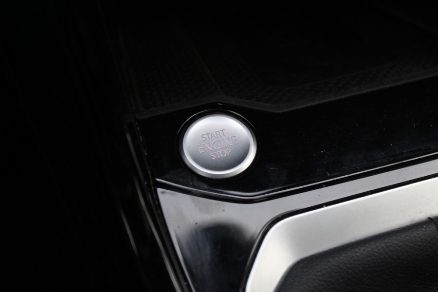 Volkswagen T-Roc 1.5 TSI Sport / Trekhaak / Camera / Virtual Cockpit / Keyless / 17'' / CarPlay / Stuur+Stoelverwarming / DAB / ACC