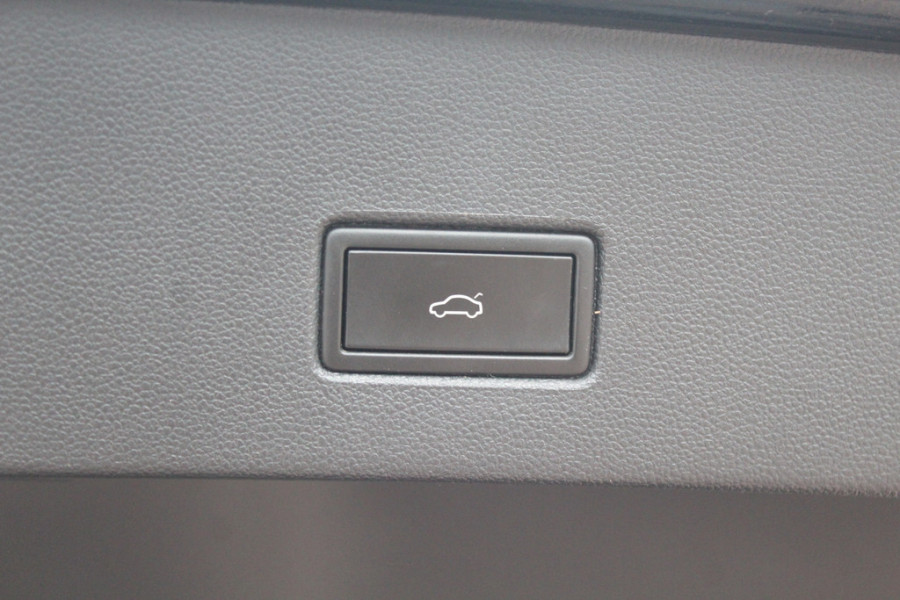 Volkswagen T-Roc 1.5 TSI Sport / Trekhaak / Camera / Virtual Cockpit / Keyless / 17'' / CarPlay / Stuur+Stoelverwarming / DAB / ACC