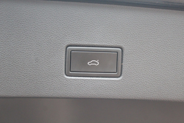 Volkswagen T-Roc 1.5 TSI Sport / Trekhaak / Camera / Virtual Cockpit / Keyless / 17'' / CarPlay / Stuur+Stoelverwarming / DAB / ACC