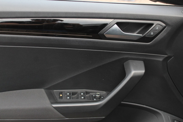 Volkswagen T-Roc 1.5 TSI Sport / Trekhaak / Camera / Virtual Cockpit / Keyless / 17'' / CarPlay / Stuur+Stoelverwarming / DAB / ACC