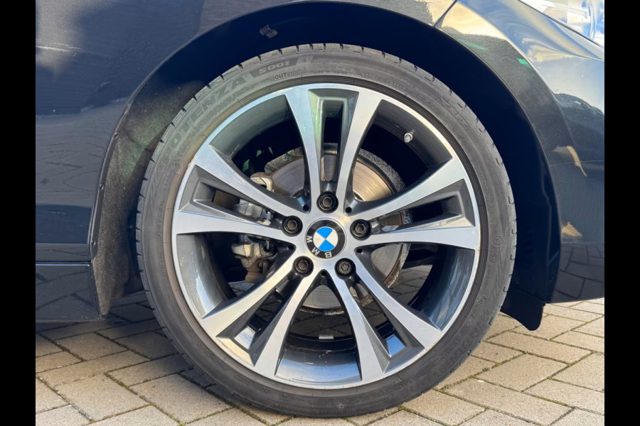 BMW 2 Serie Cabrio 218iA LUXURY ** LED, LEDER, APPLE/ANDROID, HiFi, 18-inch LMV, 2-zone AIRCO ** 2e EIG - Slechts 58.638km ** ** INFORMEER OOK NAAR ONZE AANTREKKELIJKE FINANCIAL-LEASE TARIEVEN **