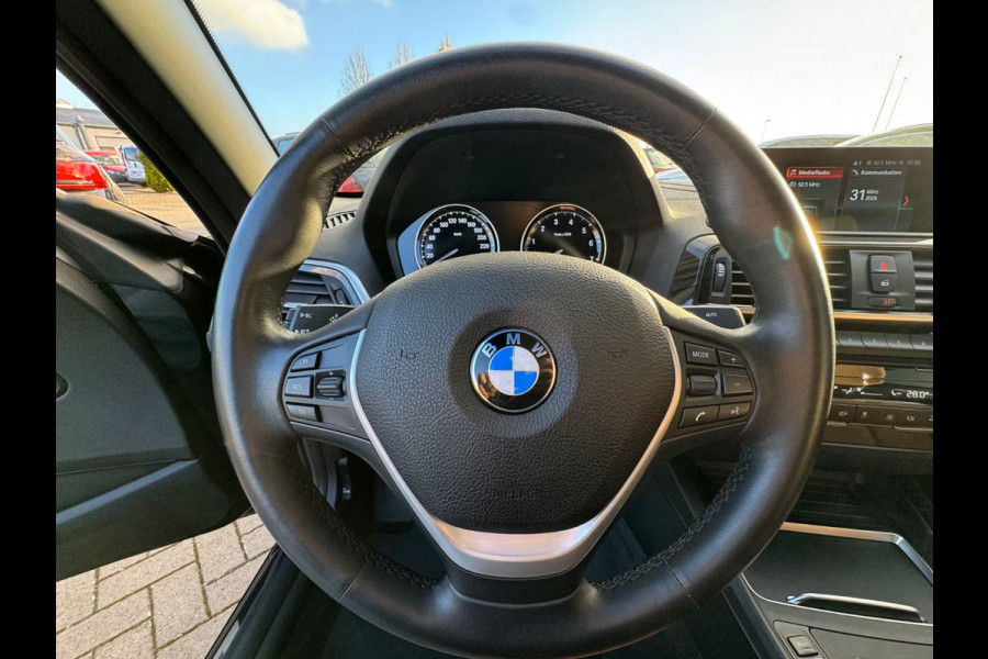 BMW 2 Serie Cabrio 218iA LUXURY ** LED, LEDER, APPLE/ANDROID, HiFi, 18-inch LMV, 2-zone AIRCO ** 2e EIG - Slechts 58.638km ** ** INFORMEER OOK NAAR ONZE AANTREKKELIJKE FINANCIAL-LEASE TARIEVEN **