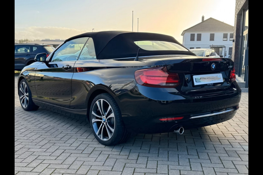 BMW 2 Serie Cabrio 218iA LUXURY ** LED, LEDER, APPLE/ANDROID, HiFi, 18-inch LMV, 2-zone AIRCO ** 2e EIG - Slechts 58.638km ** ** INFORMEER OOK NAAR ONZE AANTREKKELIJKE FINANCIAL-LEASE TARIEVEN **