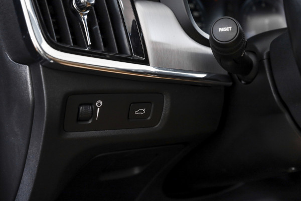 Volvo S90 2.0 T4 190 PK Momentum+ - Automaat Orig. NL | Polestar Engineerd | Dig. Cockpit | Cruise | Stoelverw. | PDC | NAV + App. Connect | ECC | Elek.Trekhaak | LM 18" |