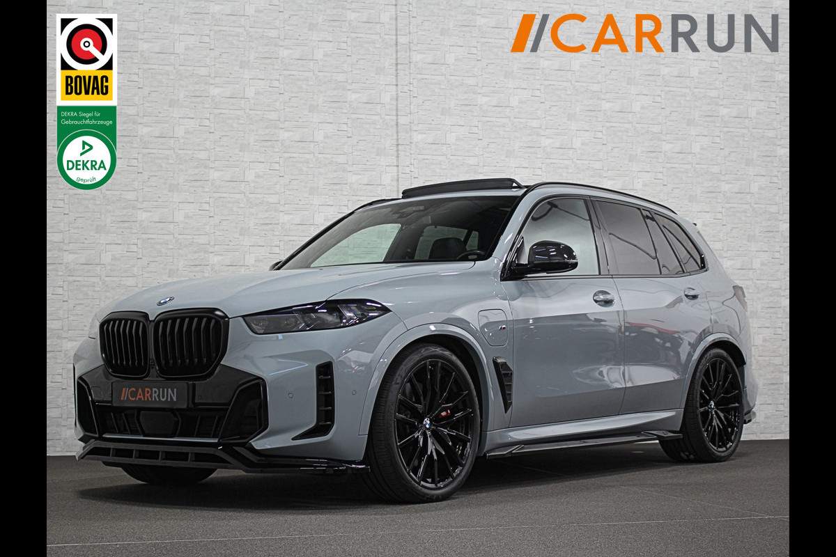 BMW X5 50e M-Sport Pro | M-Performance Stoelen | Achterasbesturing | Carbon | ACC | Panorama | 360 Camera | Soft-Close | Head-Up | M-Gordels | Trekhaak | Harman-Kardon | 22 inch | Individual Leder | Stoelventilatie | Stoelverwarming V+A | Keyless-Entry | Memory | Stuurverwarming | Iconic-Glow | Rij-Assist Pro | Beker Koeling & Verwarming | Zonwering |