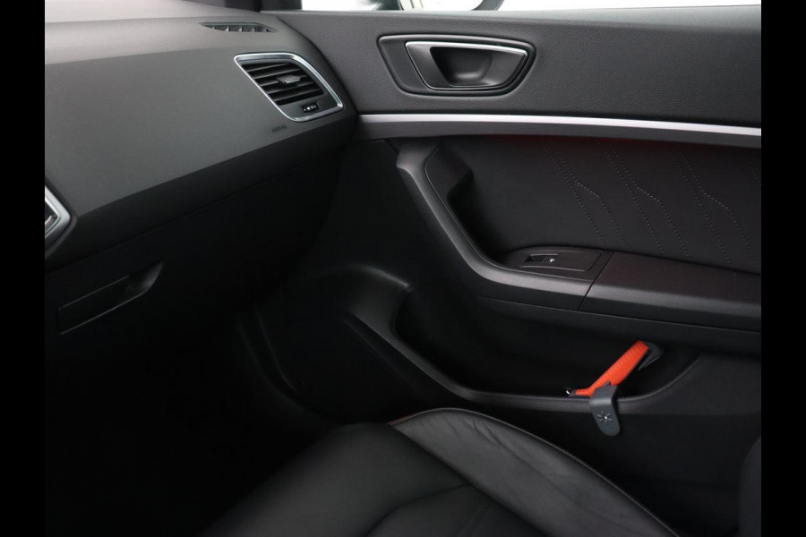 Seat Ateca 1.5 TSI FR Intense | Leder | Trekhaak | Stoelverwarming | Adaptive cruise | Standkachel | Camera | Carplay | Memory | Full LED | Keyless | Virtual Cockpit | Navigatie | Side Assist | Parkeerhulp